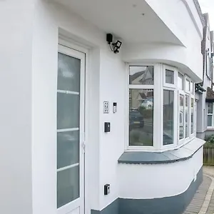 apt-stylish-retreat-in-leigh-on-sea.cambridgehotelsuk.com/